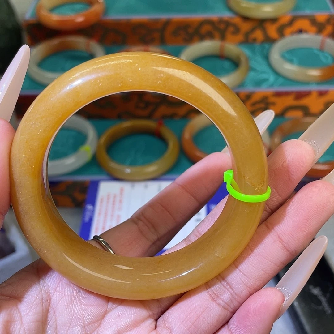 未镶嵌石英质玉（黄龙玉）手镯