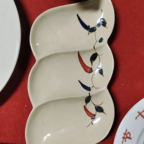 瓷片瓷片，各种摆件，均有瑕疵。沙锅！