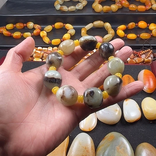 自***在颈饰未镶嵌和田玉
