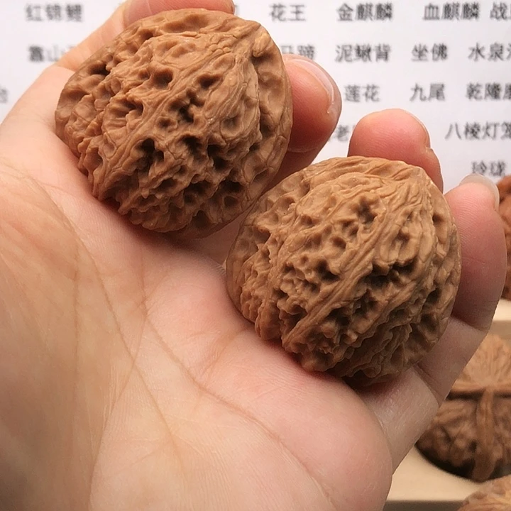把件文玩核桃南疆石，边38，尖有点浮黄