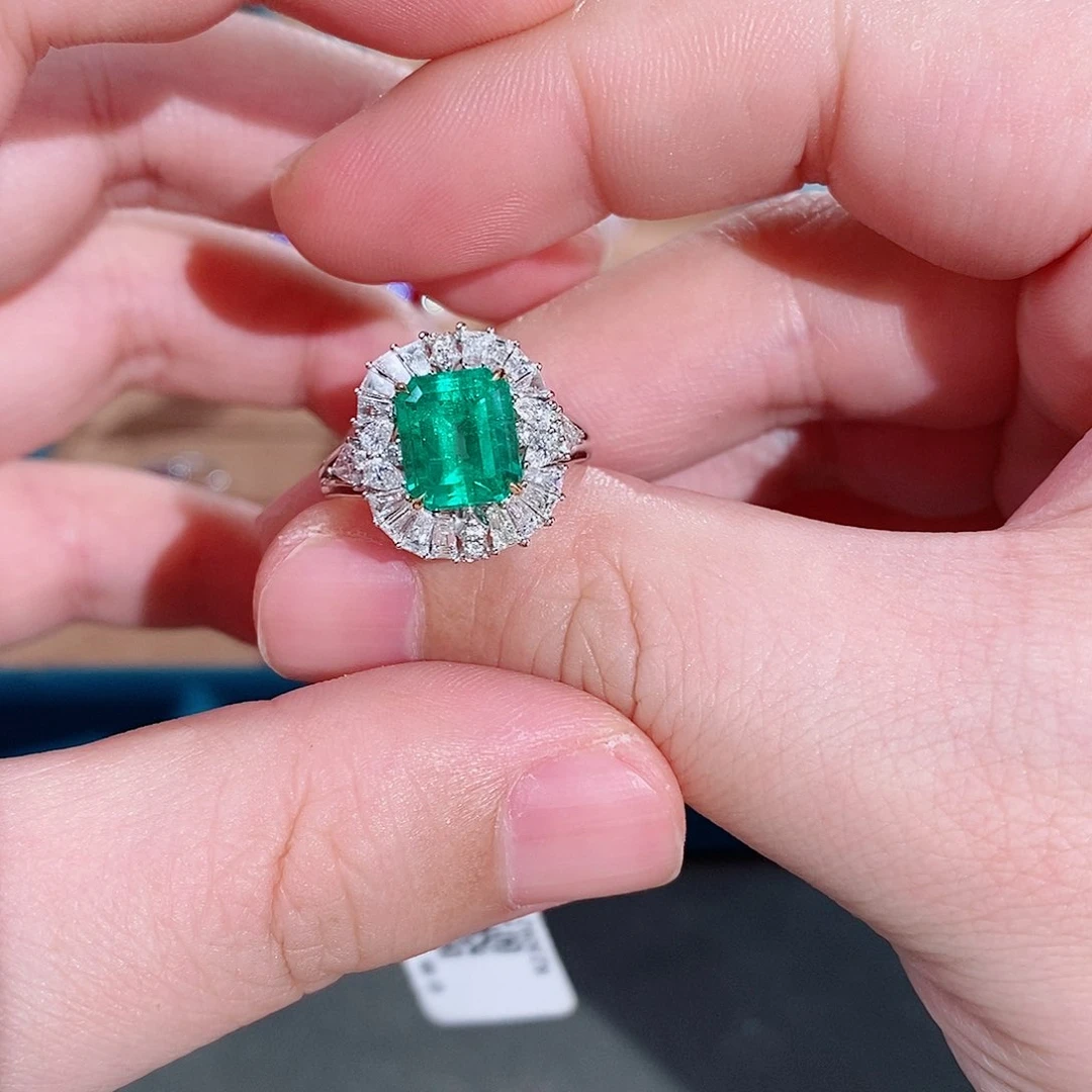 祖母绿戒指18K金镶嵌3.33克拉