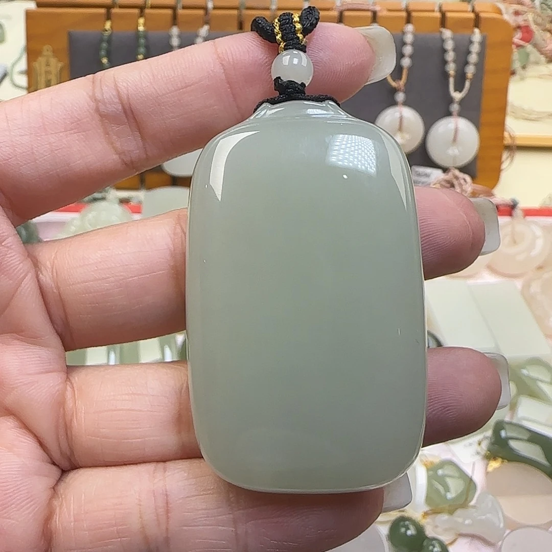 王***聪和田玉未镶嵌颈饰