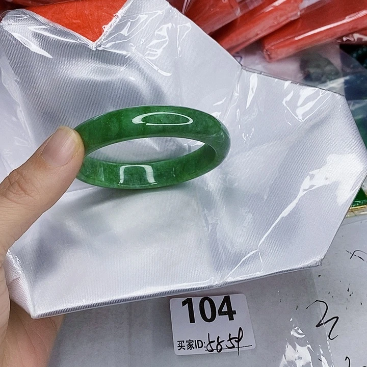 翡翠未镶嵌手镯一图一物实物为准（微瑕处理）