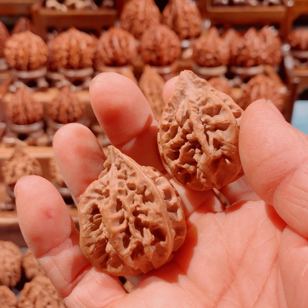 乐***中桃核吊坠牛魔王灯笼