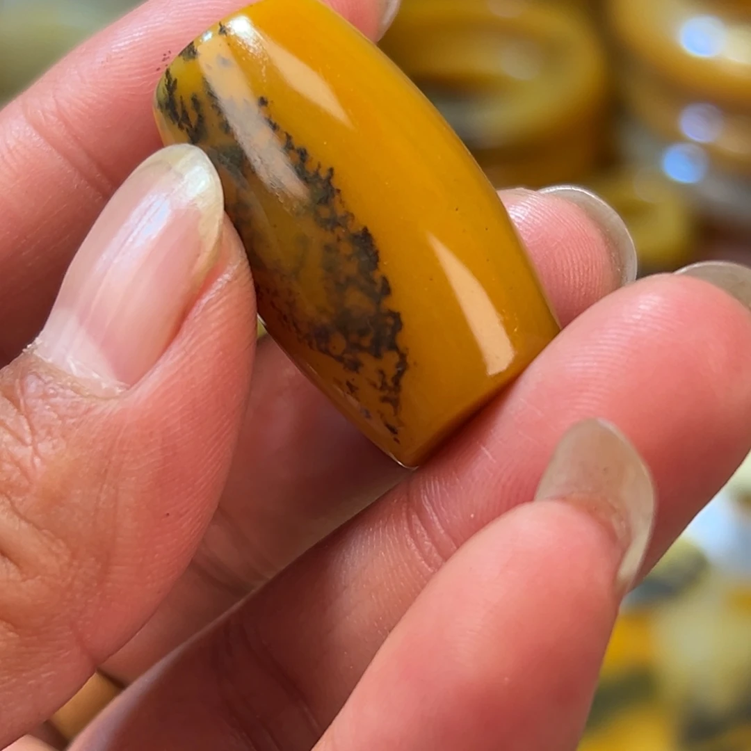 兔***服石英质玉（黄龙玉）合金颈饰