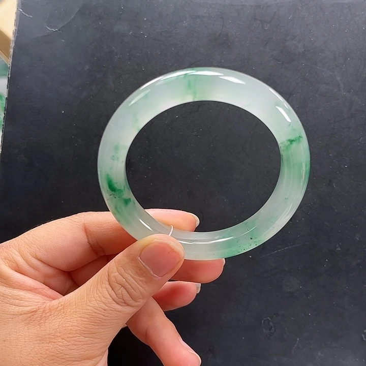 石英质玉未镶嵌手镯有洒金9218