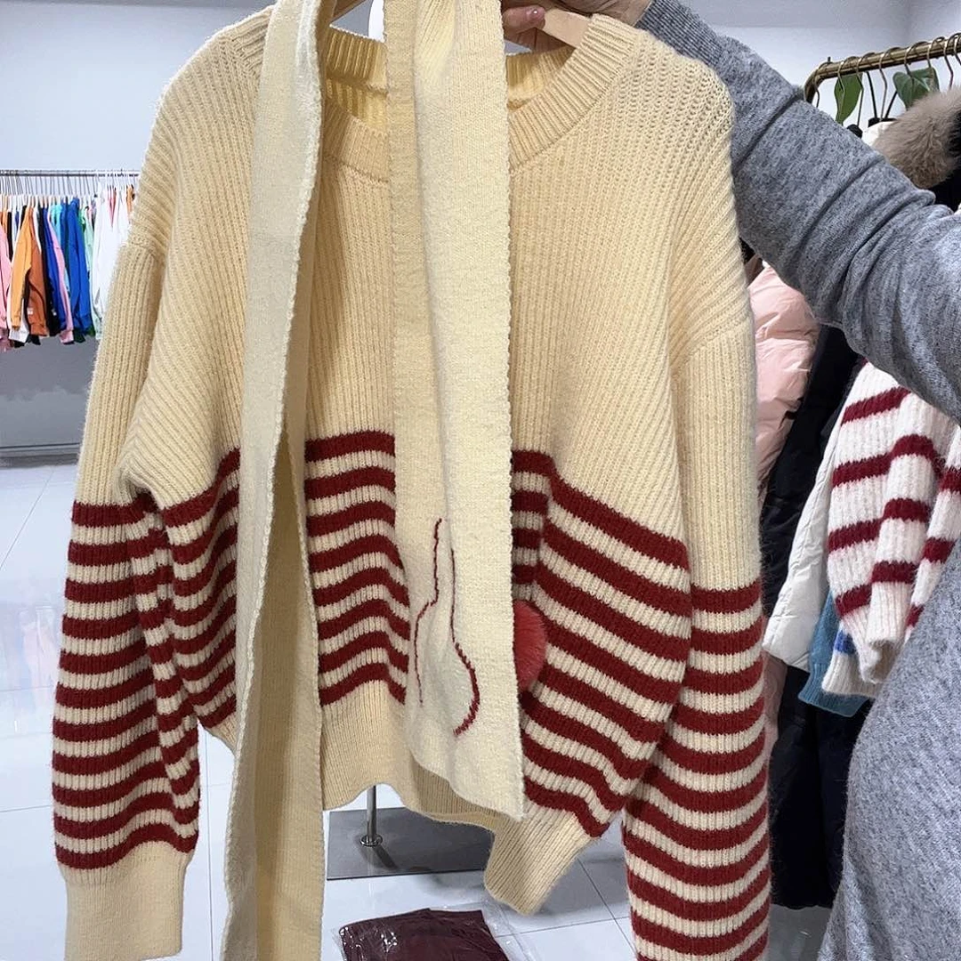 毛衣带围巾简约款兔子