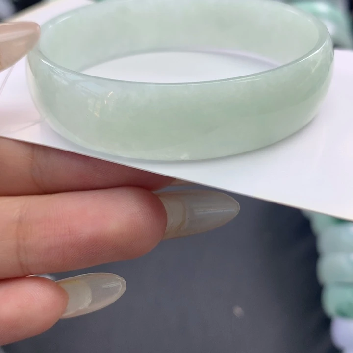 翡翠未镶嵌手镯公主