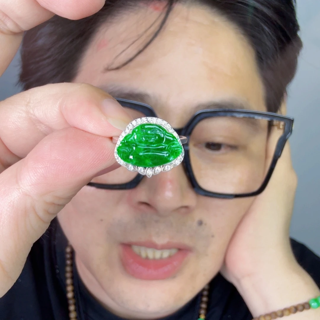 翡翠未镶嵌颈饰一件