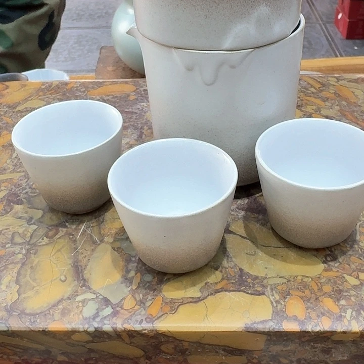 宝瓶壶一个。品茗
