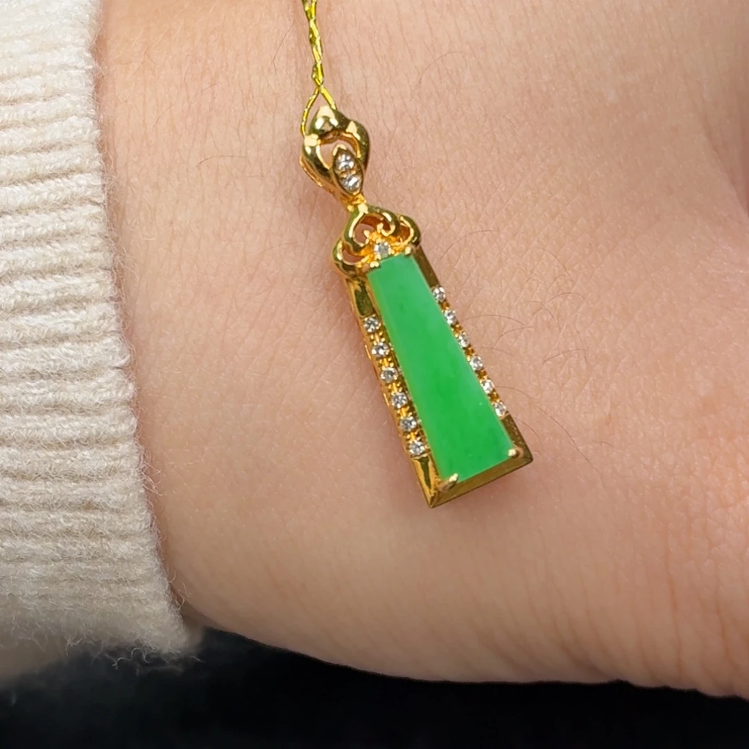 翡翠18K金镶嵌颈饰