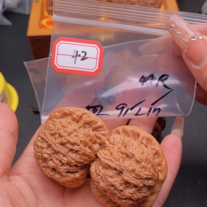 文玩核桃把件回**？42血麒麟