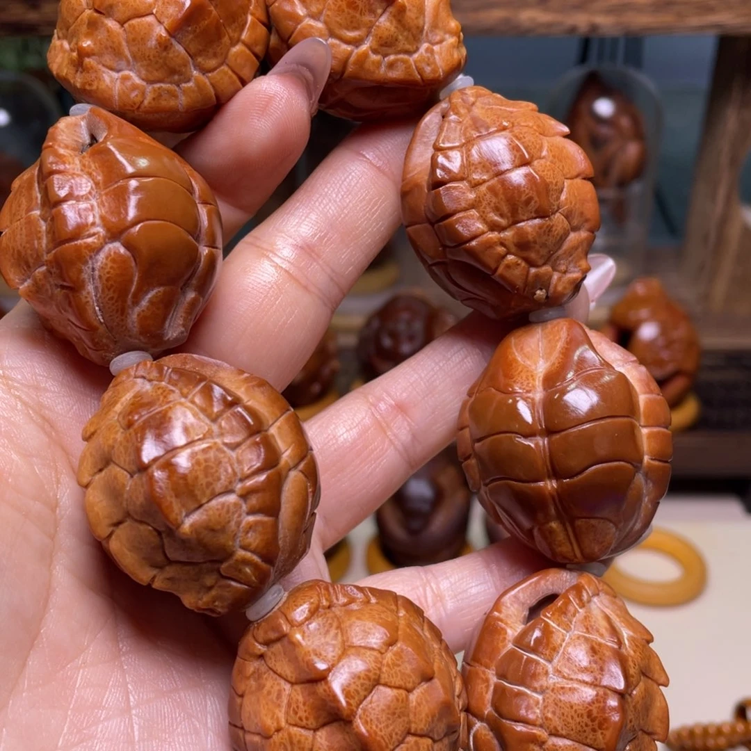 佛螺菩提吊坠K**O富甲手持一条