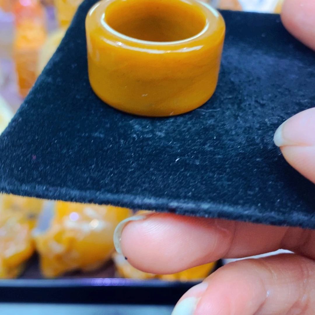 未镶嵌石英质玉（黄龙玉）颈饰