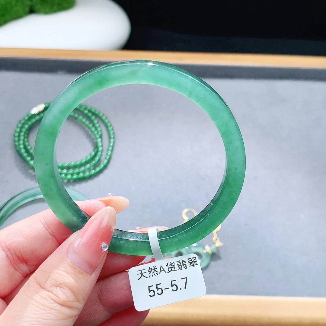 未镶嵌手镯（圆镯）翡翠