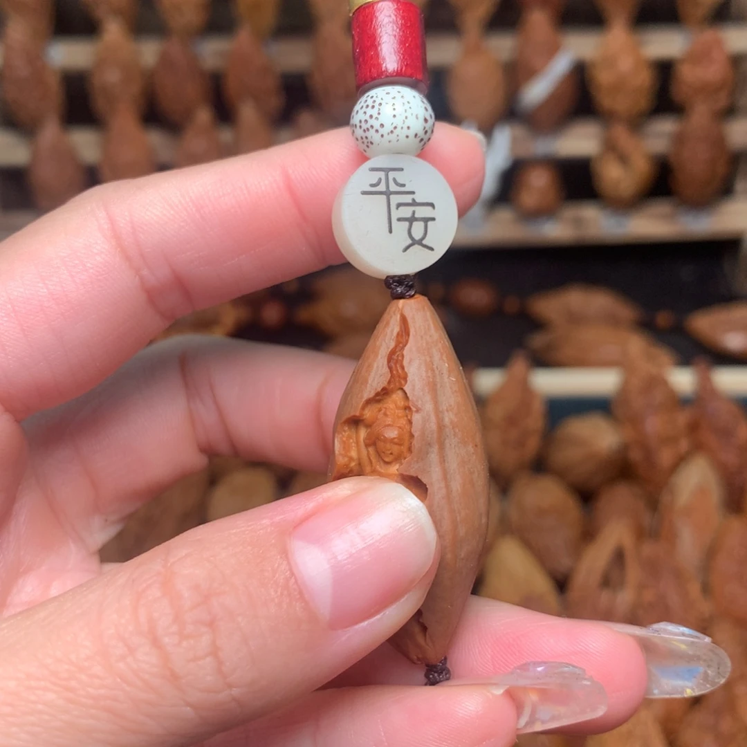 把件橄榄核包衣美女