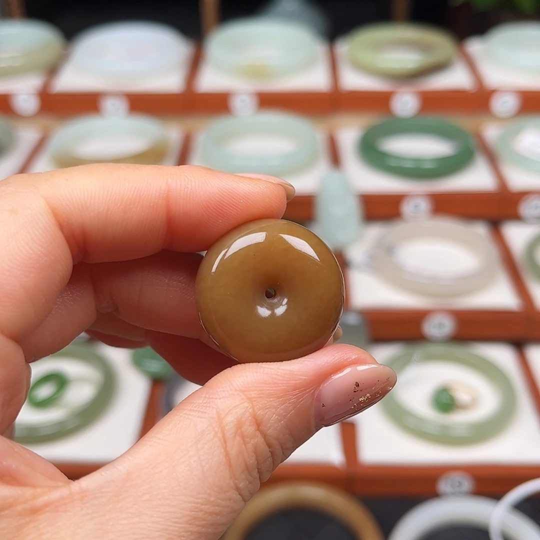 和田玉未镶嵌颈饰燕*