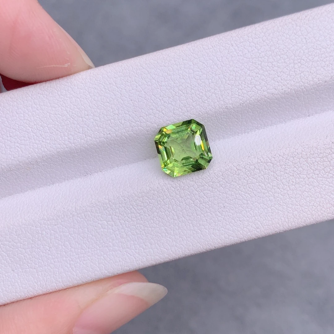 裸石橄榄石未镶嵌2.63克拉方八