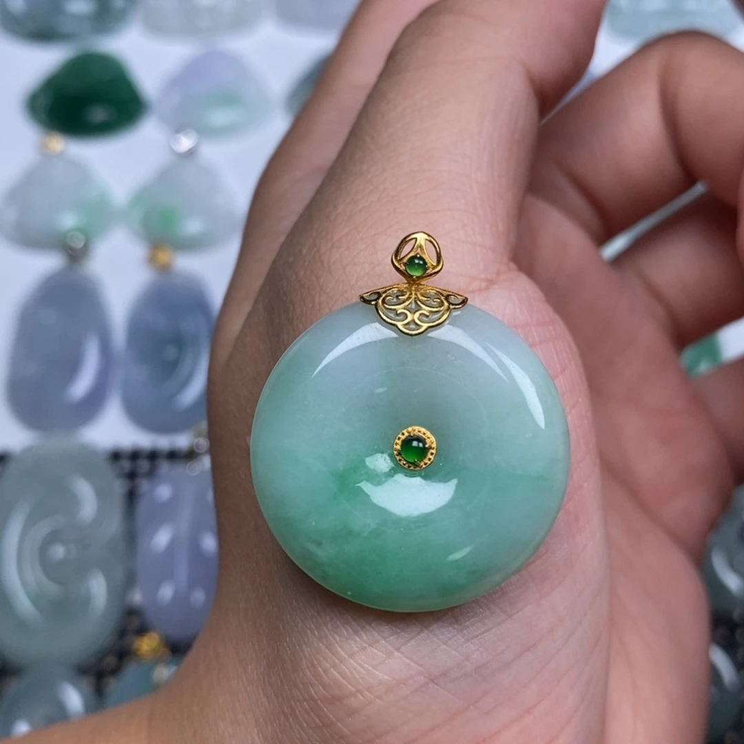 翡翠18K金镶嵌颈饰平安扣