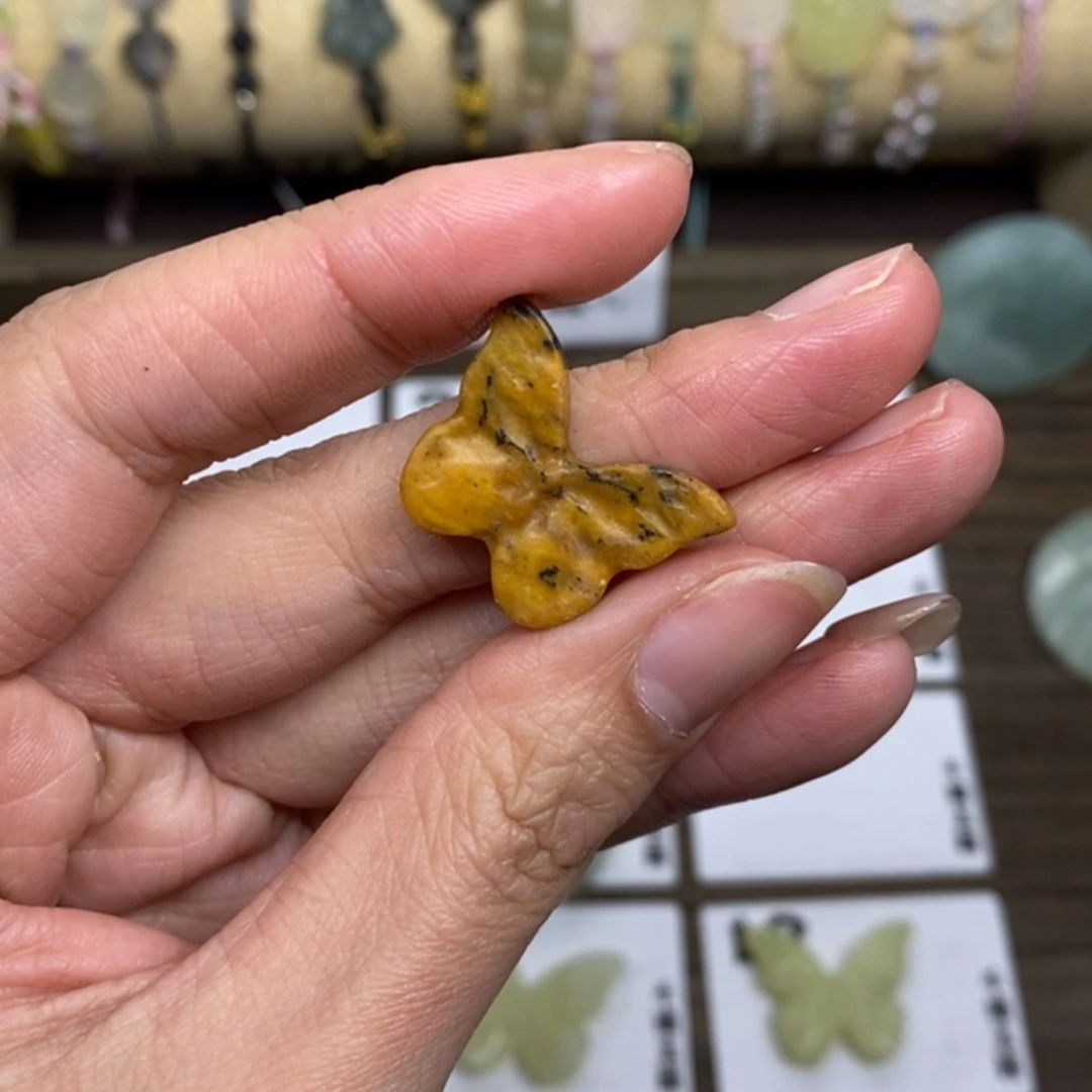 玉***”蛇纹石玉未镶嵌颈饰