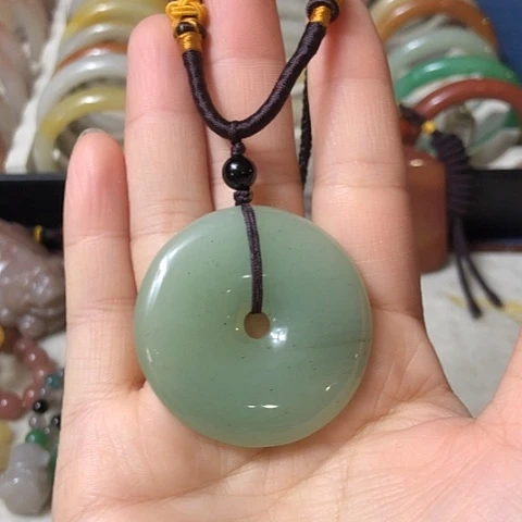 石英质玉未镶嵌颈饰