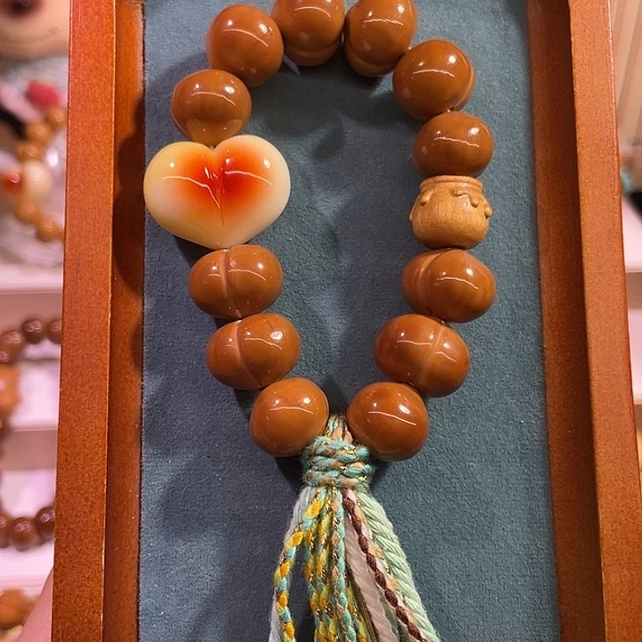 吊坠猴头核桃玻璃底屁桃卡17小手持红心款