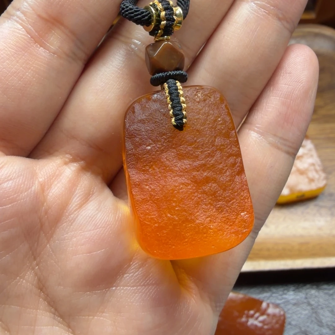 琥珀未镶嵌吊坠(赠链)