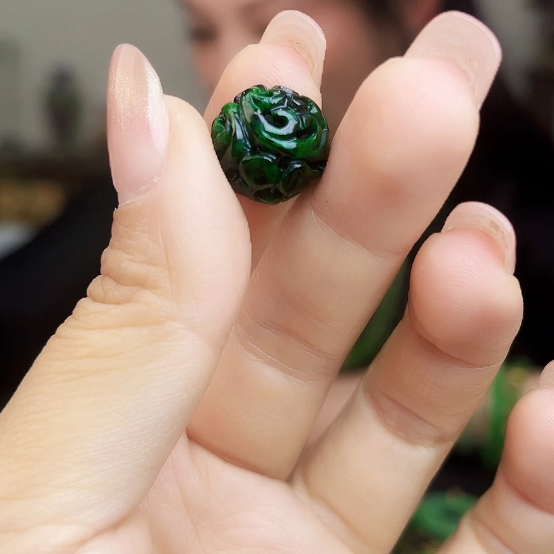 翡翠未镶嵌颈饰多样性