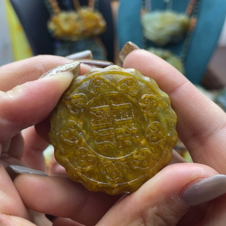 蛇纹石玉未镶嵌颈饰