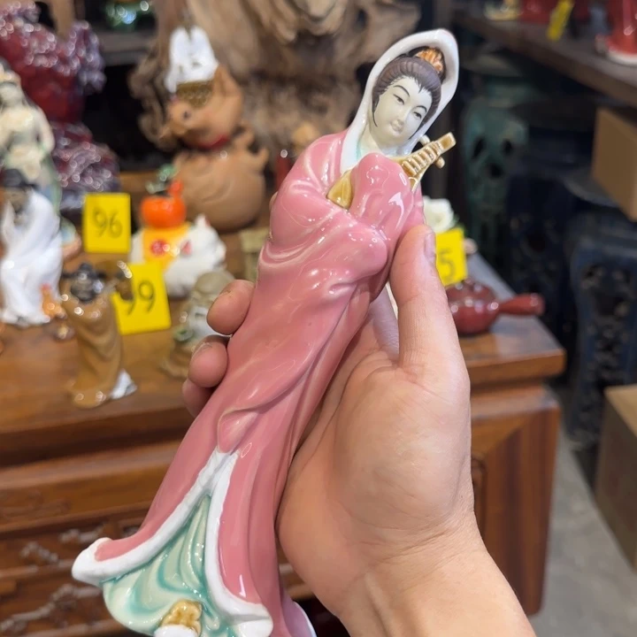 石湾公仔衬托盆景漂亮