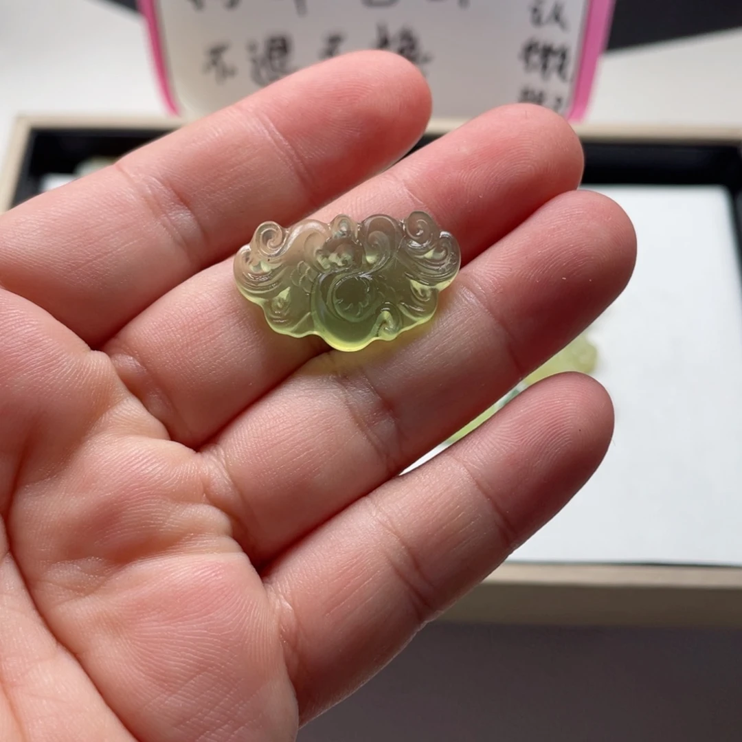 酒***爅未镶嵌蛇纹石玉颈饰