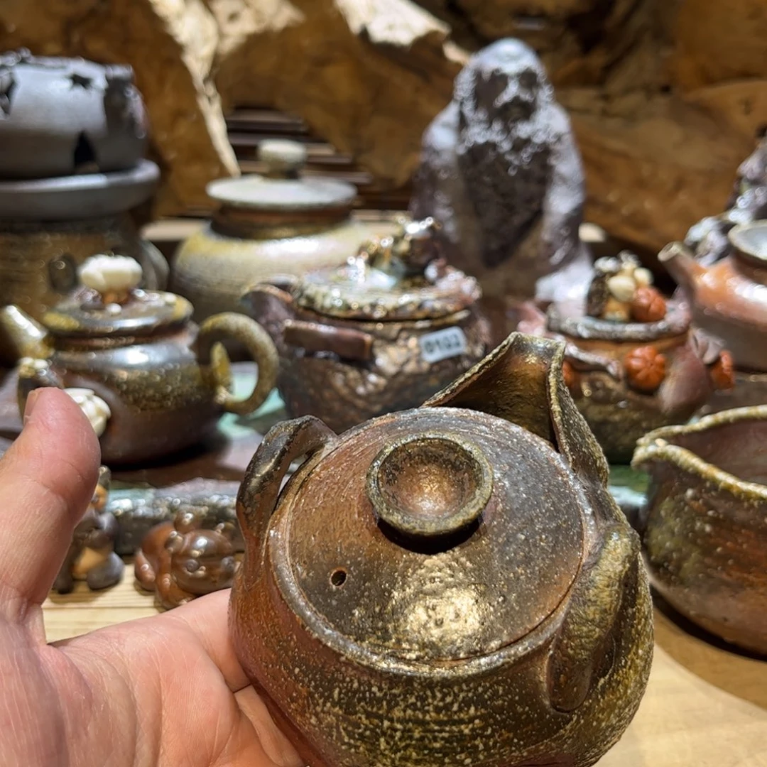 柴烧简单宝瓶壶。