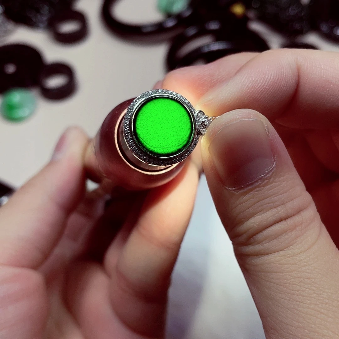 翡翠未镶嵌颈饰先鉴后发一物一证