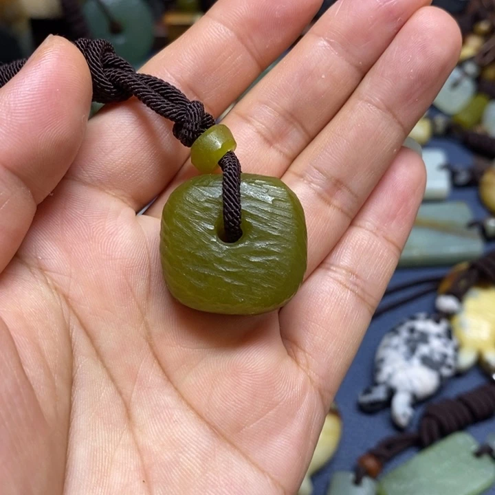 蛇纹石玉未镶嵌颈饰
