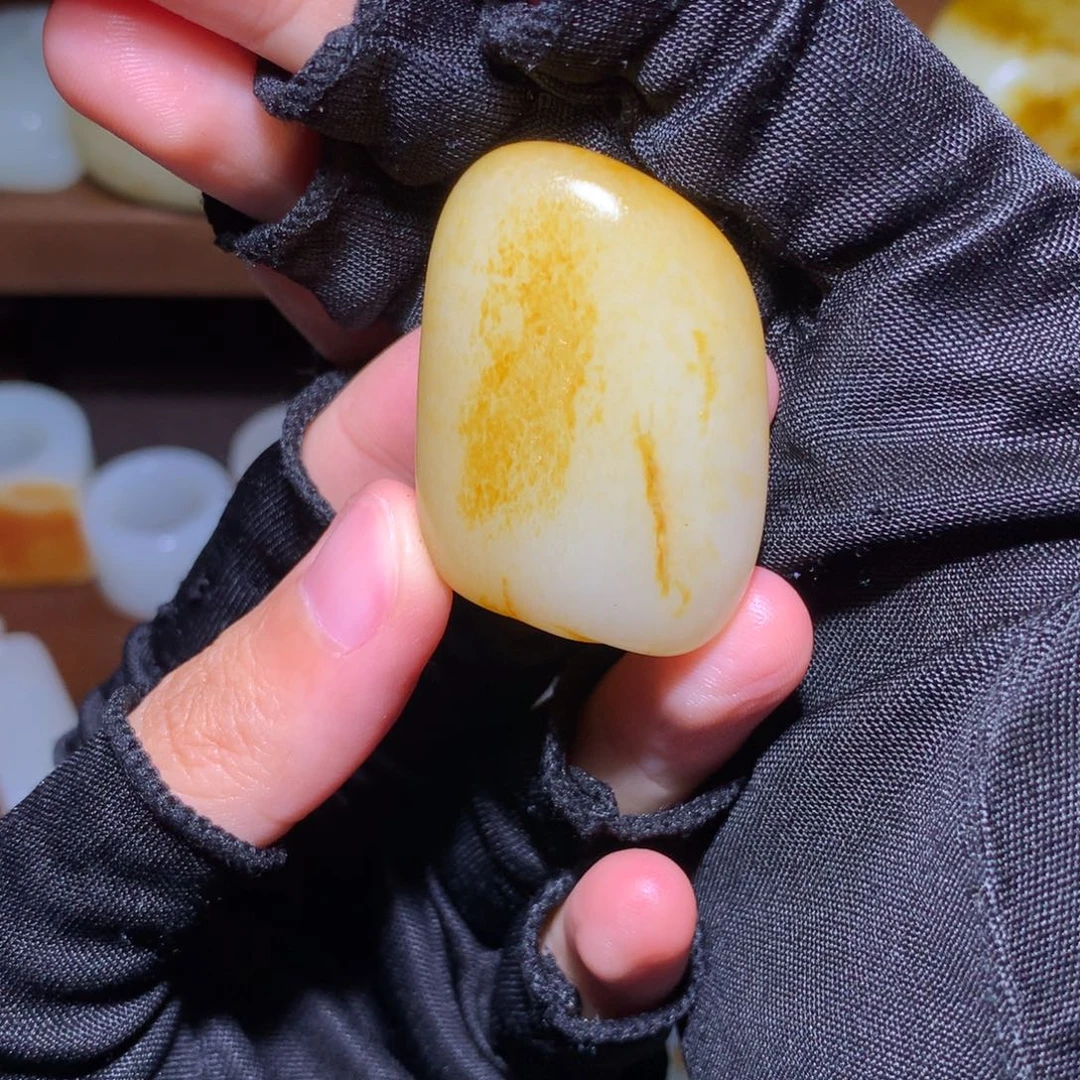 也***了和田玉未镶嵌颈饰