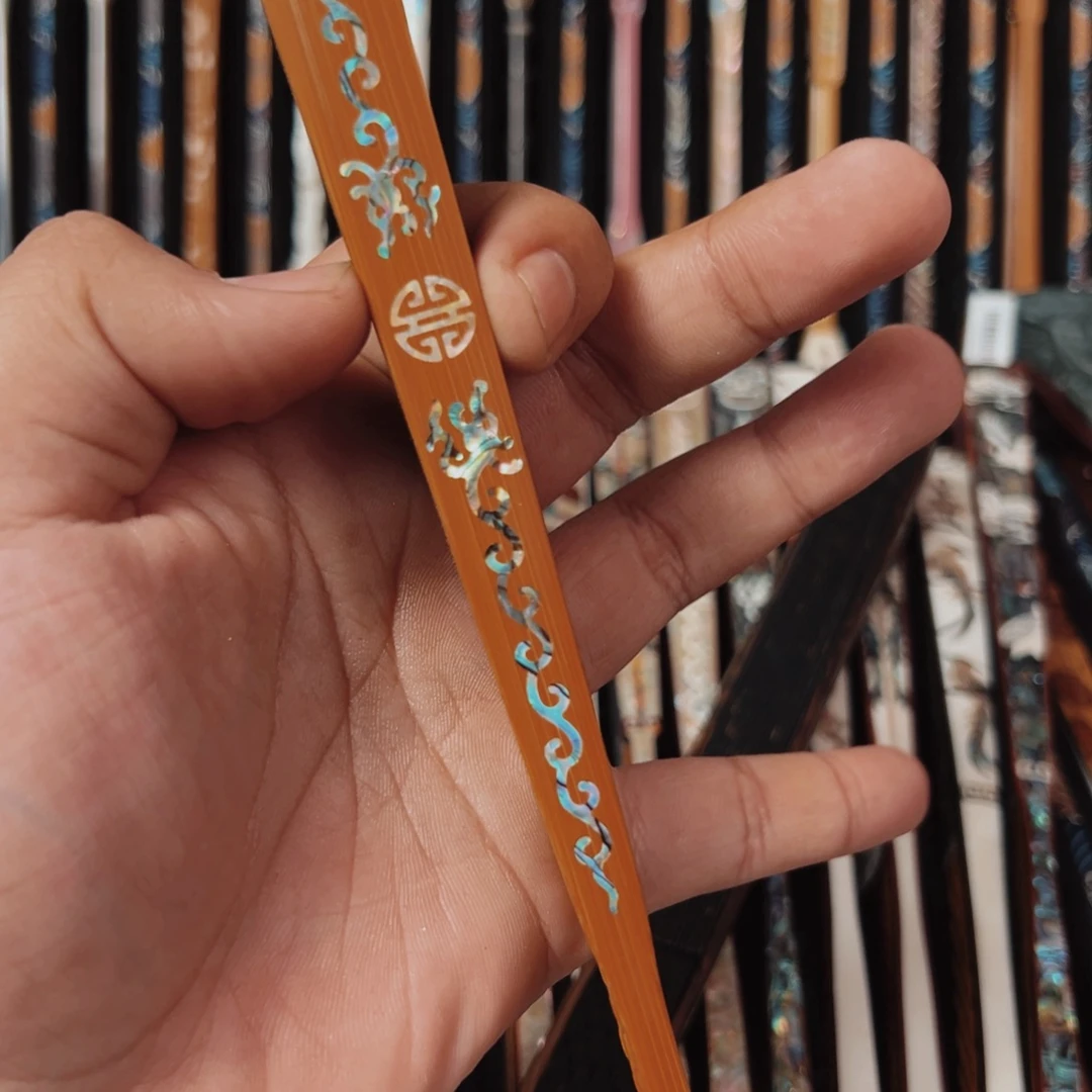 了***凡扇子扇子的设计非常精致