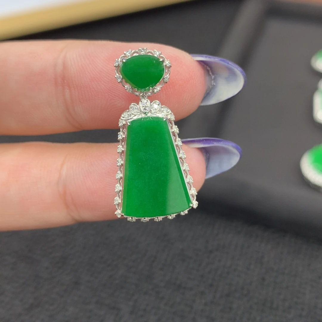 颈饰18K金镶嵌翡翠无事牌