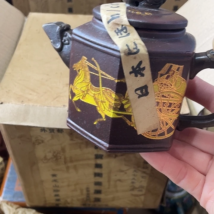 茶壶紫砂矿泥料，手工制作的一把紫砂壶。