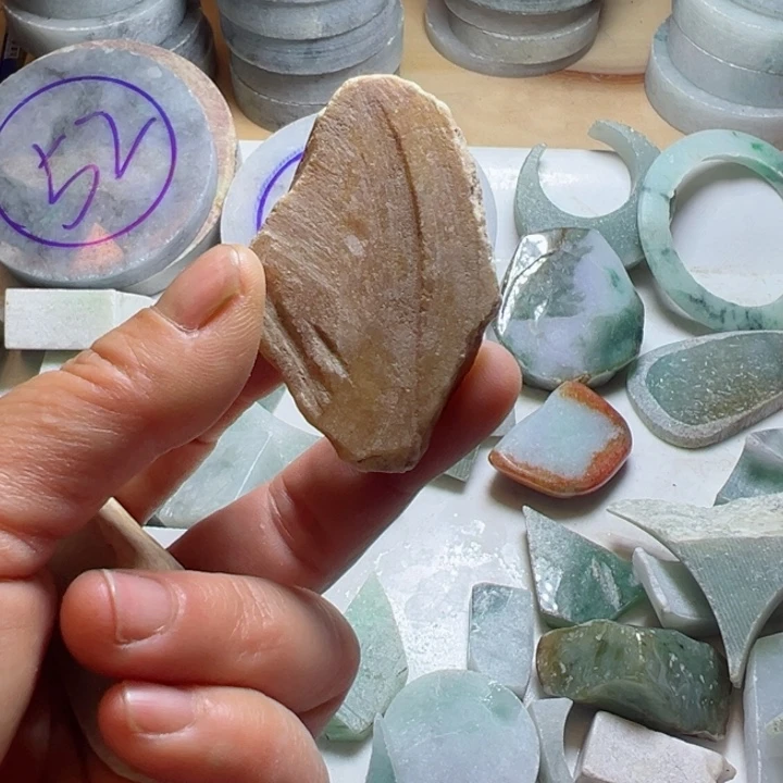 翡翠颈饰未镶嵌天**心