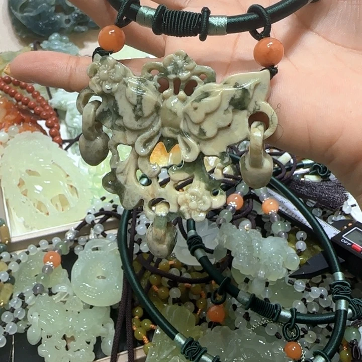 蛇纹石玉未镶嵌吊坠云