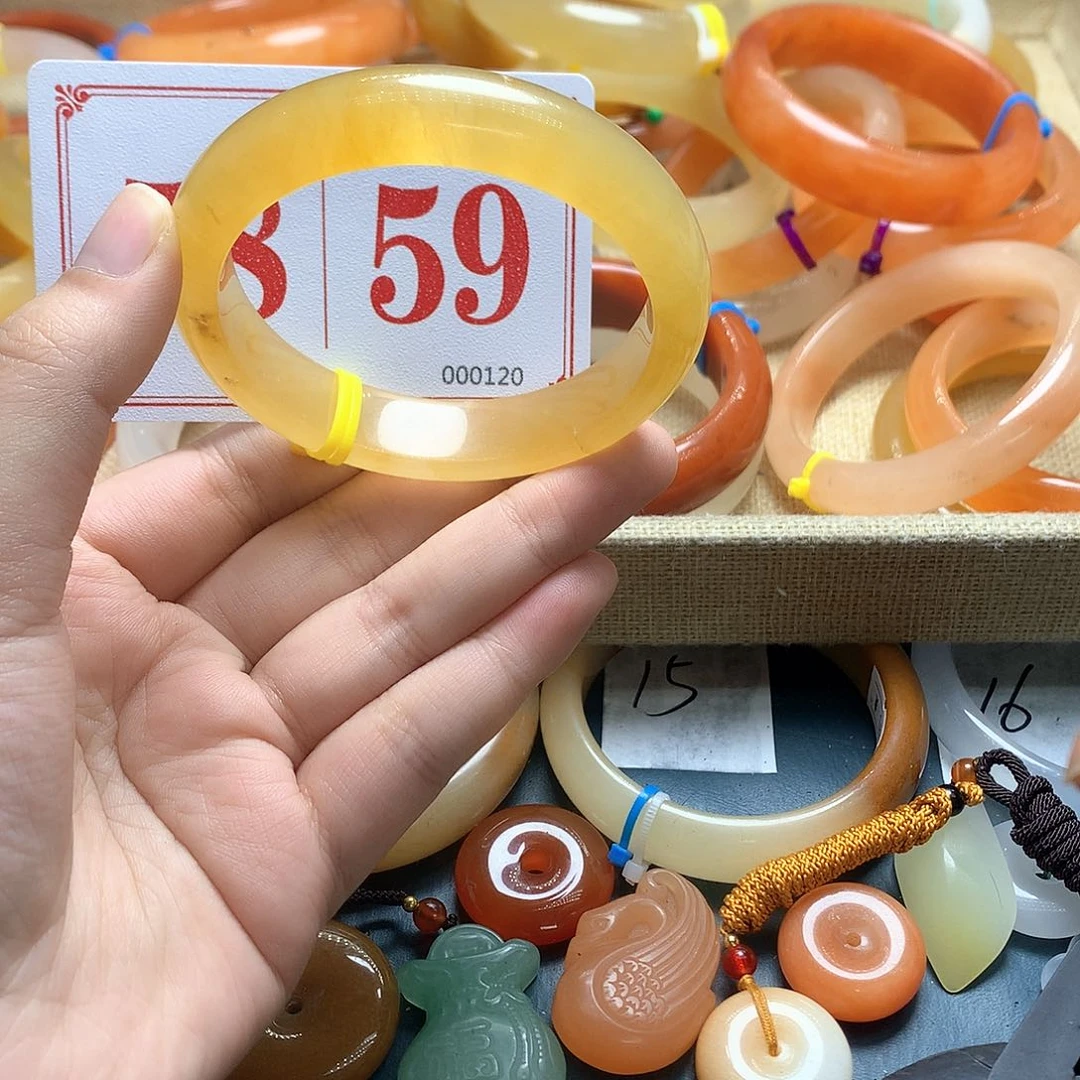 未镶嵌石英质玉（黄龙玉）手镯