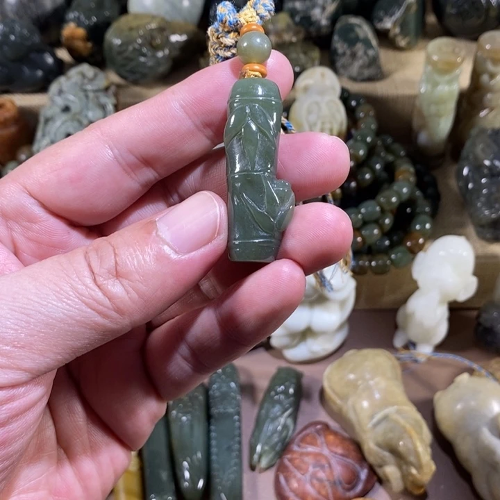透闪石质玉未镶嵌挂件