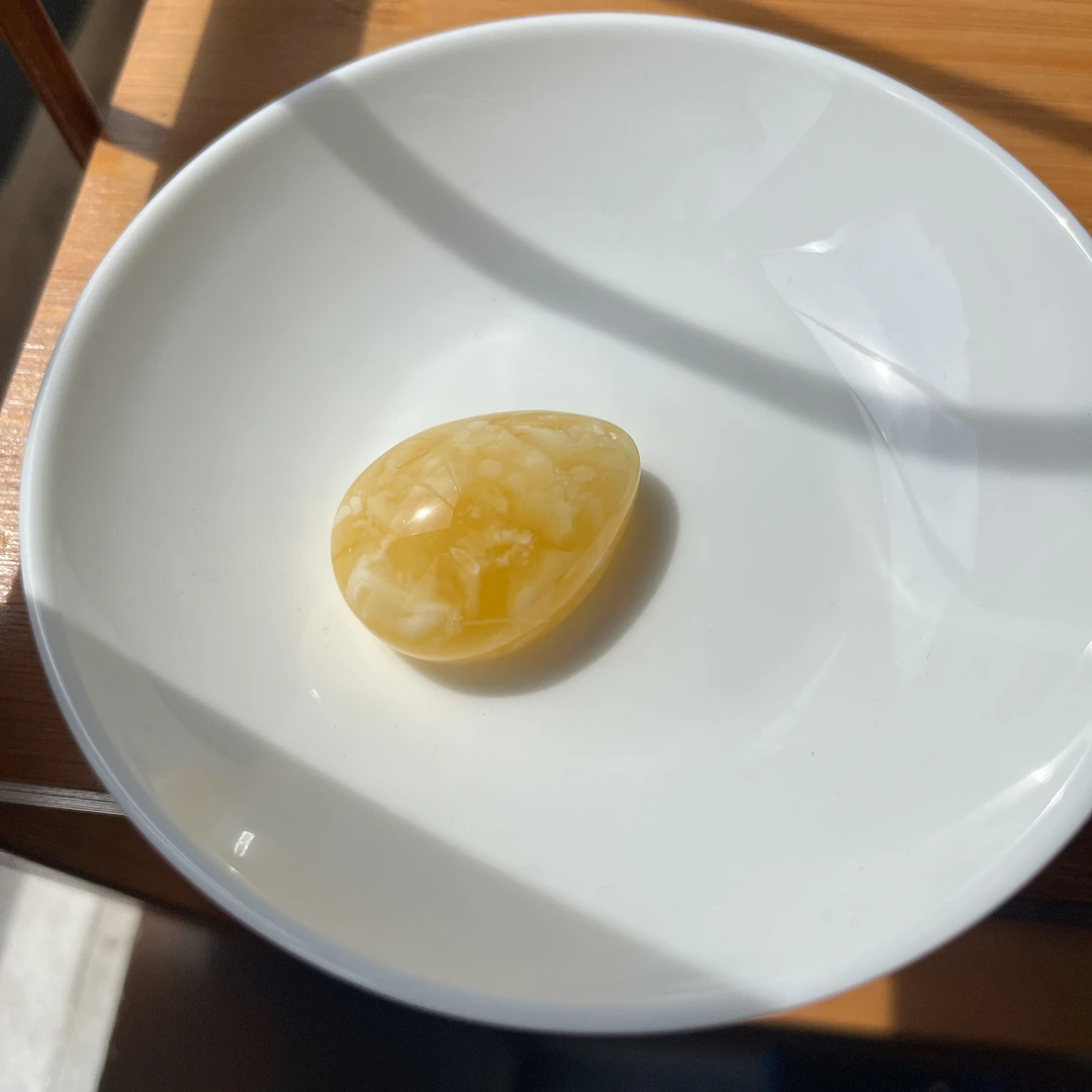 【郭老师】约23*33mm奶白妖花纹蜜蜡水滴吊坠