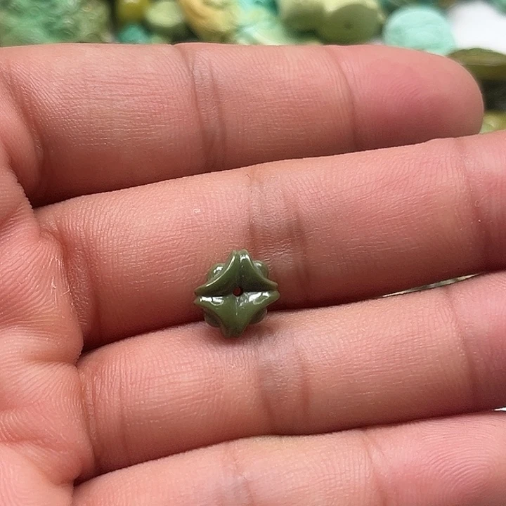 绿松石未镶嵌颈饰