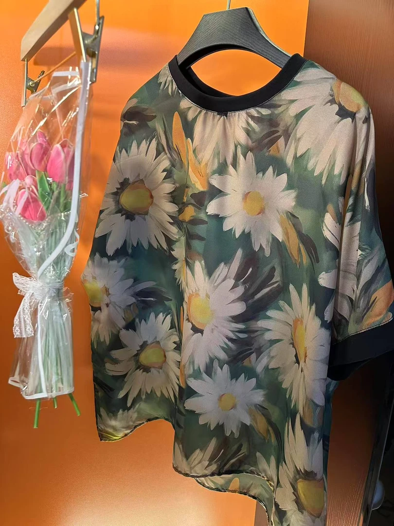 2025新款舒适透气上衣（绿雏菊）