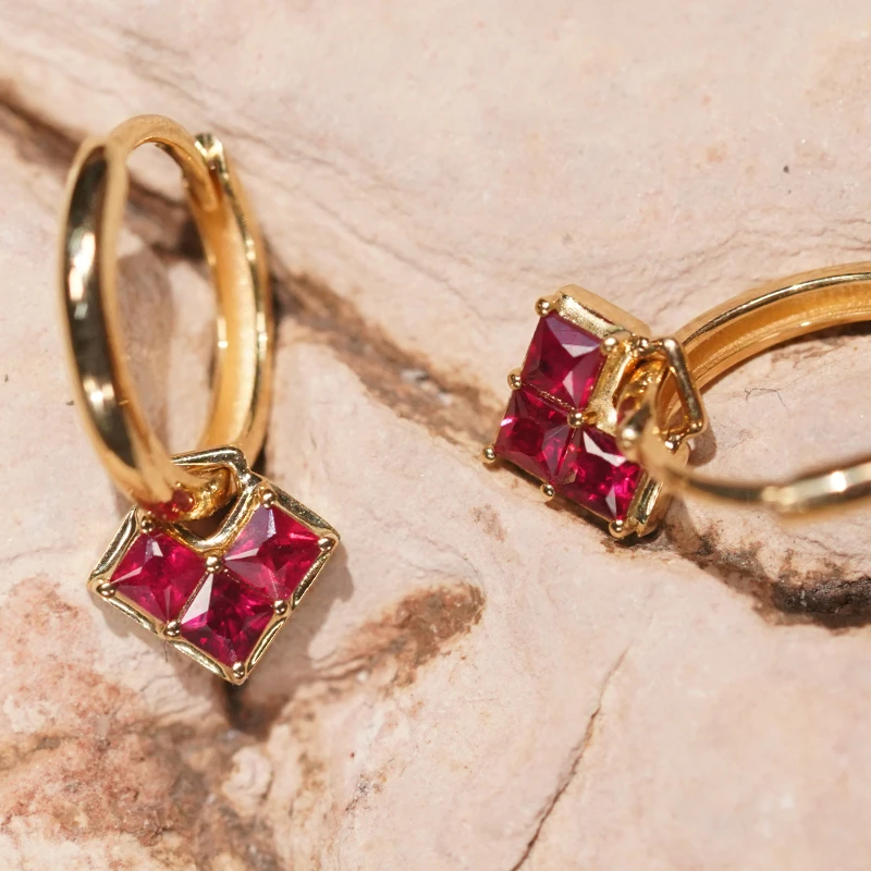 18k金红宝石爱心无边镶方块时尚简约耳饰HE1