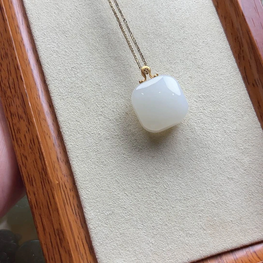 和田玉挂件18K金镶嵌