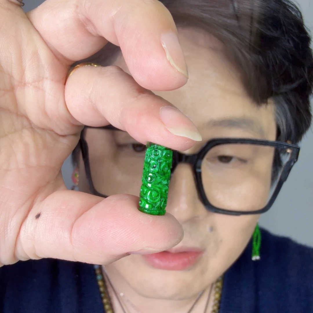 翡翠未镶嵌颈饰一件