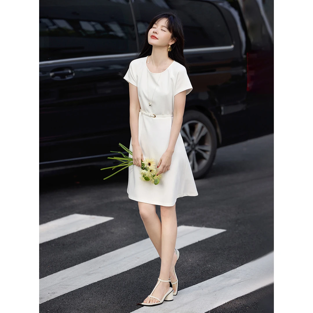 沫晗依美气质通勤优雅腰带连衣裙2025夏季收腰显瘦伞摆白色长裙