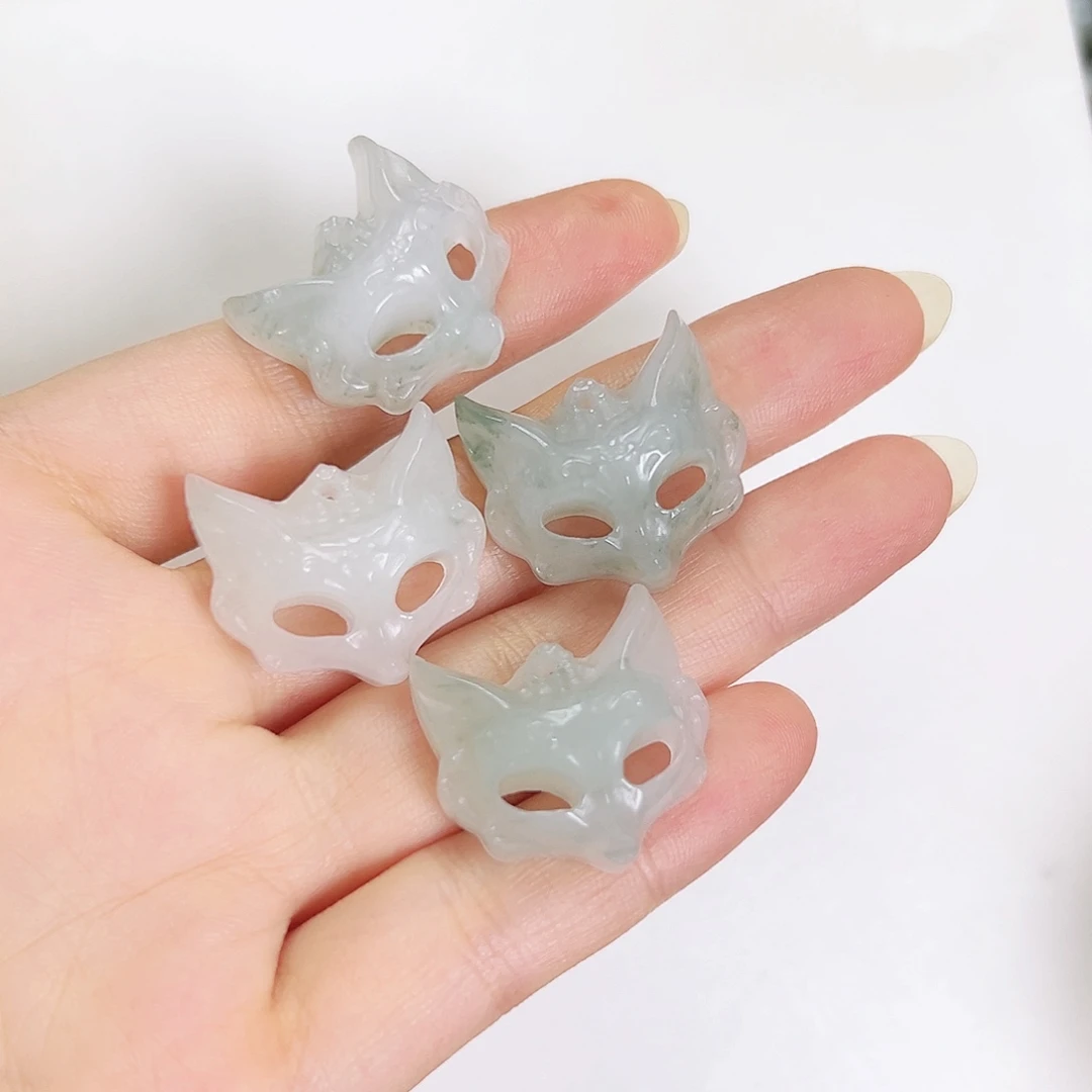 颈饰未镶嵌石英质玉狐狸玉面多样性发其一